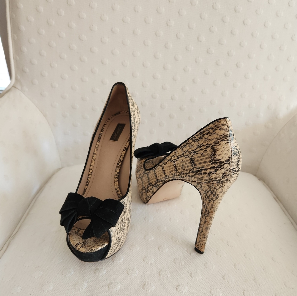 Joan & David platform pumps snakeskin 8.5 4.5 inch heel with black suede bow